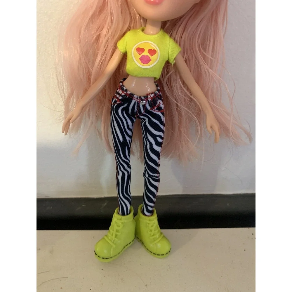 MGA Bratz 2015 Cloe Selfie Snaps Photobooth Doll With Pink Hair